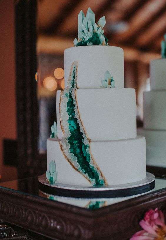 pastel-blanco-con-verde-esmeralda - El Diario De Una Boda